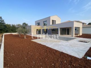 Hiša z veliko strešno teraso in bazenom